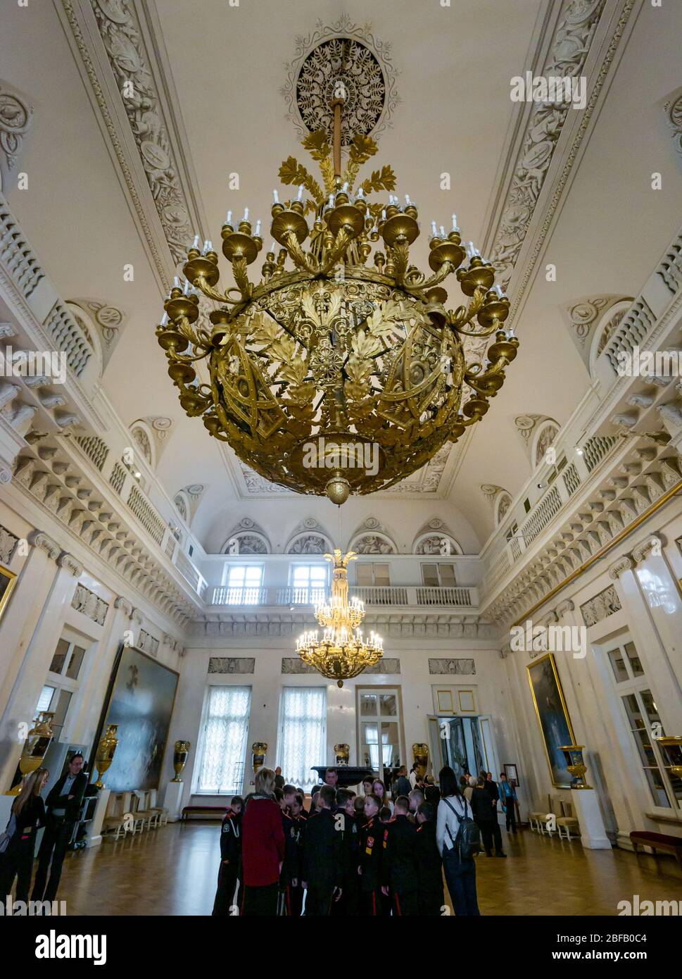Lampadario in oro decorato, Field Marshall's Hall, Museo di Stato dell'Hermitage, Palazzo d'Inverno, San Pietroburgo, Federazione Russa Foto Stock