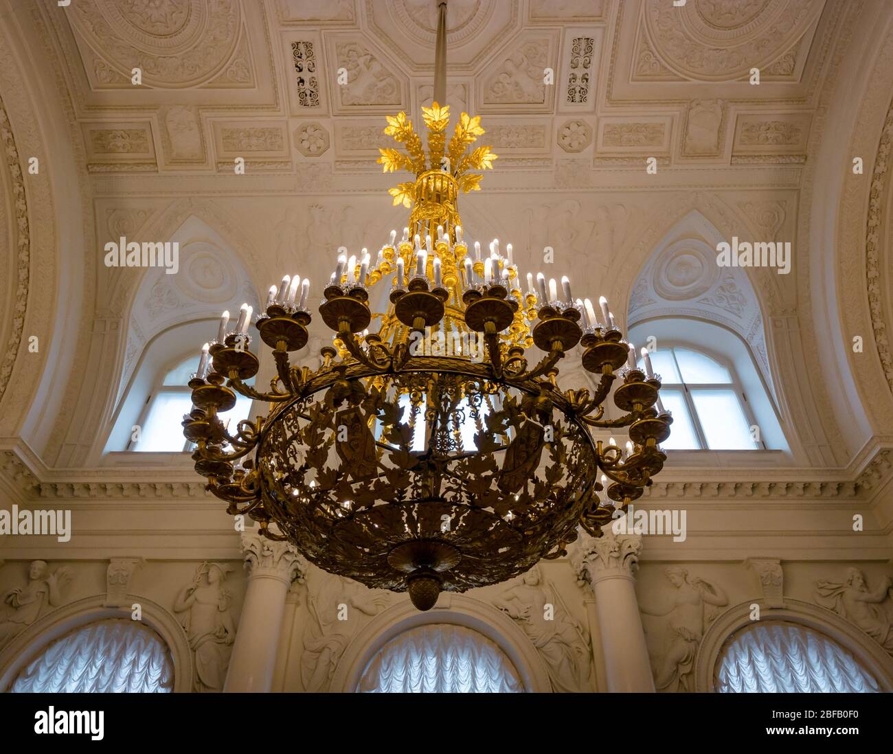 Lampadario nella Sala Bianca dell'architetto Alexander Briullov, Museo di Stato dell'Hermitage, Palazzo d'Inverno, San Pietroburgo, Federazione Russa Foto Stock