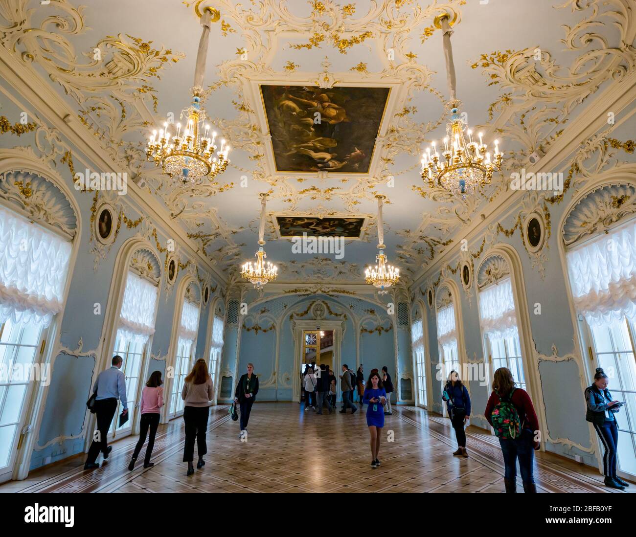Interni in grande sala con dipinti a soffitto, blu, bianco e oro, Museo di Stato dell'Hermitage, Palazzo d'Inverno, San Pietroburgo, Federazione Russa Foto Stock