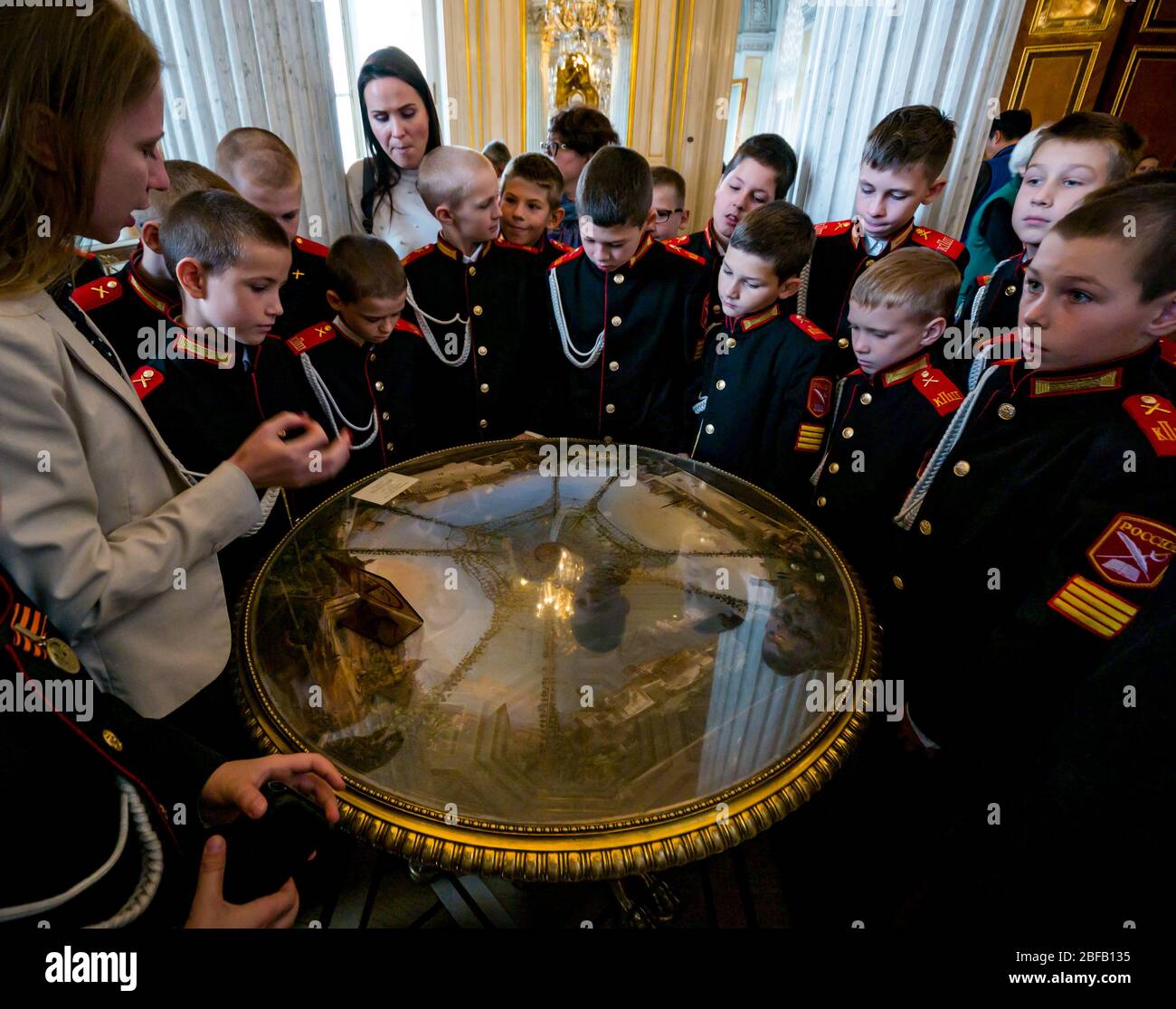 Cadetti che ascoltano la guida, Padiglione, Palazzo d'Inverno, San Pietroburgo, Federazione Russa Foto Stock