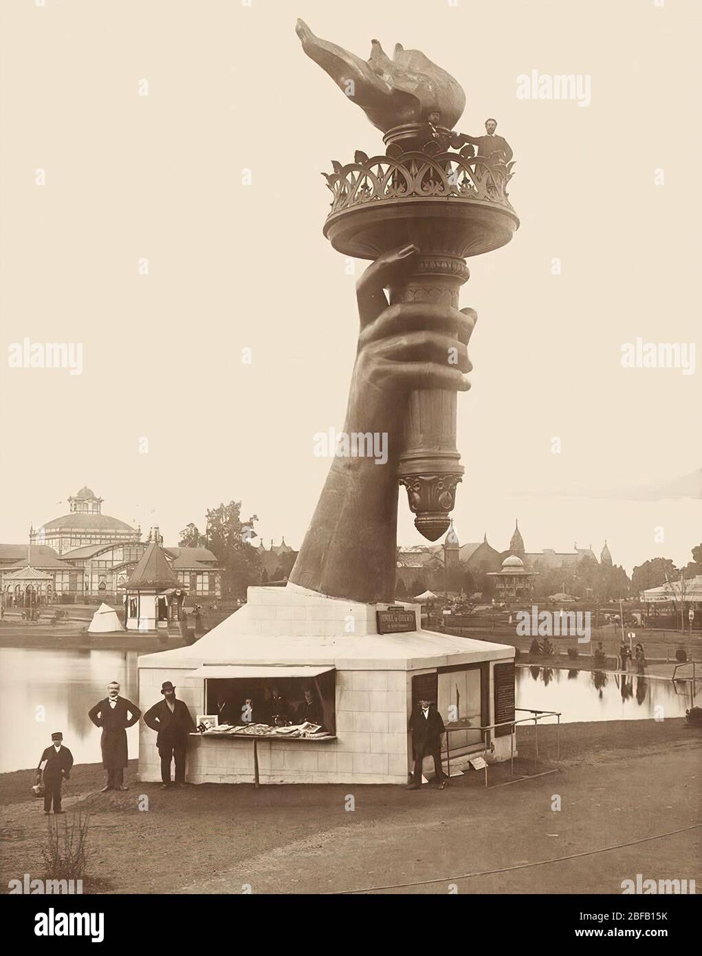 La statua della libertà del braccio e torcia sono state messe in mostra presso il Philadelphia Centennial Exposition nel 1876 per raccogliere fondi per il suo piedistallo Foto Stock