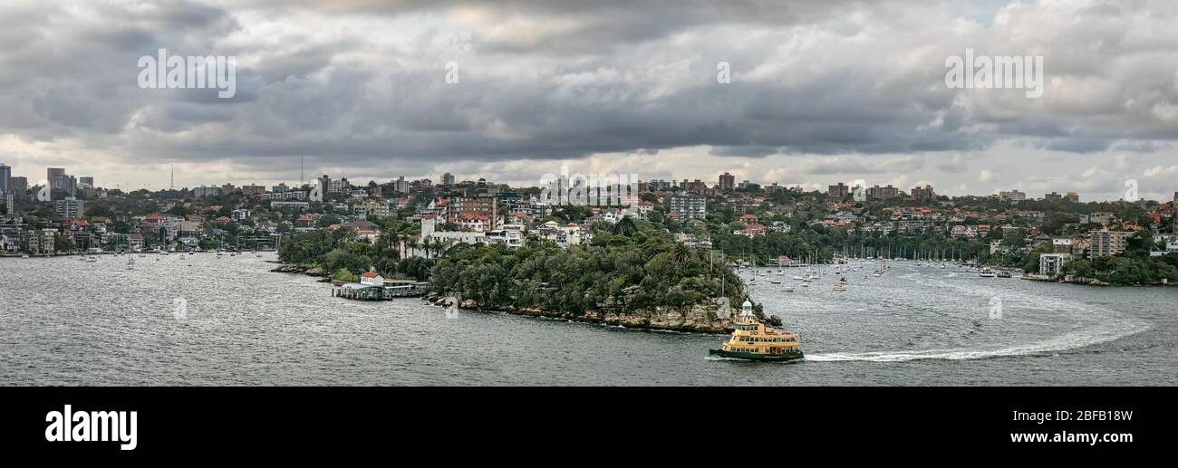 Vista panoramica del molo della baia di Mosman e di Cremorne Point sotto un cielo nuvoloso drammatico a Sydney, Australia Foto Stock