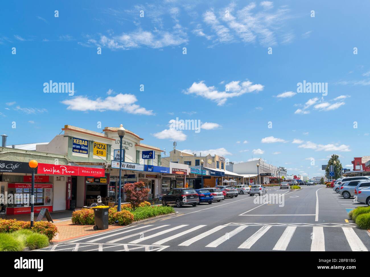 Negozi e caffè in Whitaker Street nel centro di te Aroha, Nuova Zelanda Foto Stock