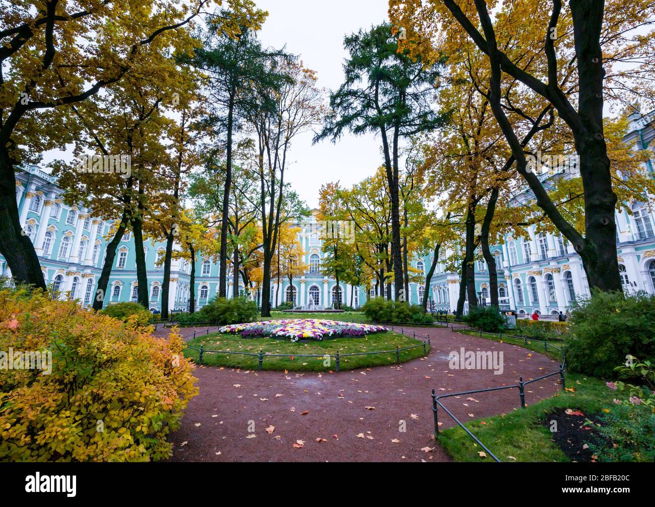 Cortile interno al Museo di Stato dell'Hermitage, Palazzo d'Inverno con alberi d'autunno, San Pietroburgo, Federazione Russa Foto Stock