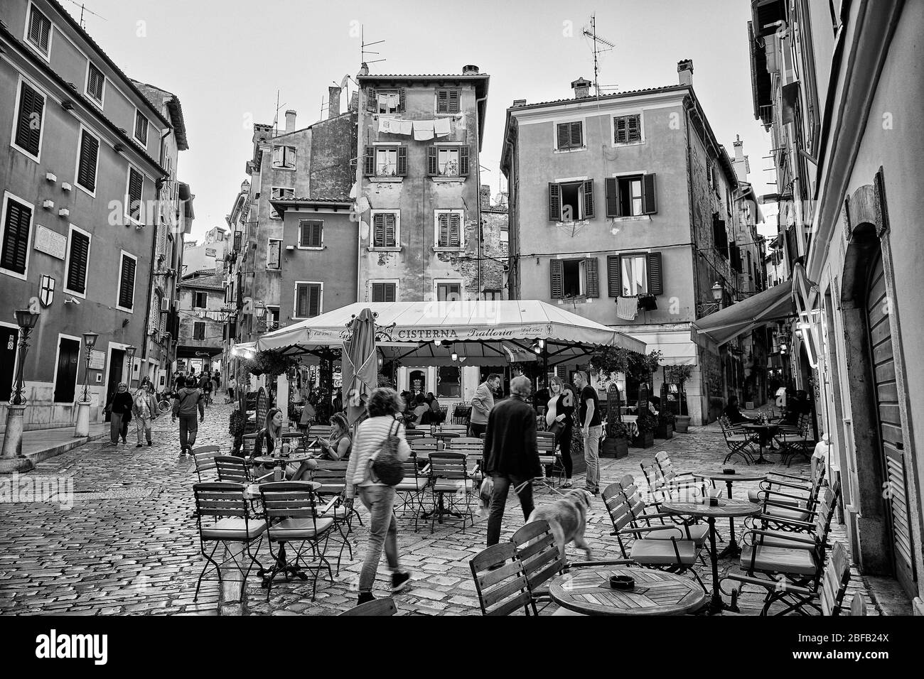 Ristorante all'aperto e zona pubblica della piazza della città di Rovigno, Croazia. Foto Stock