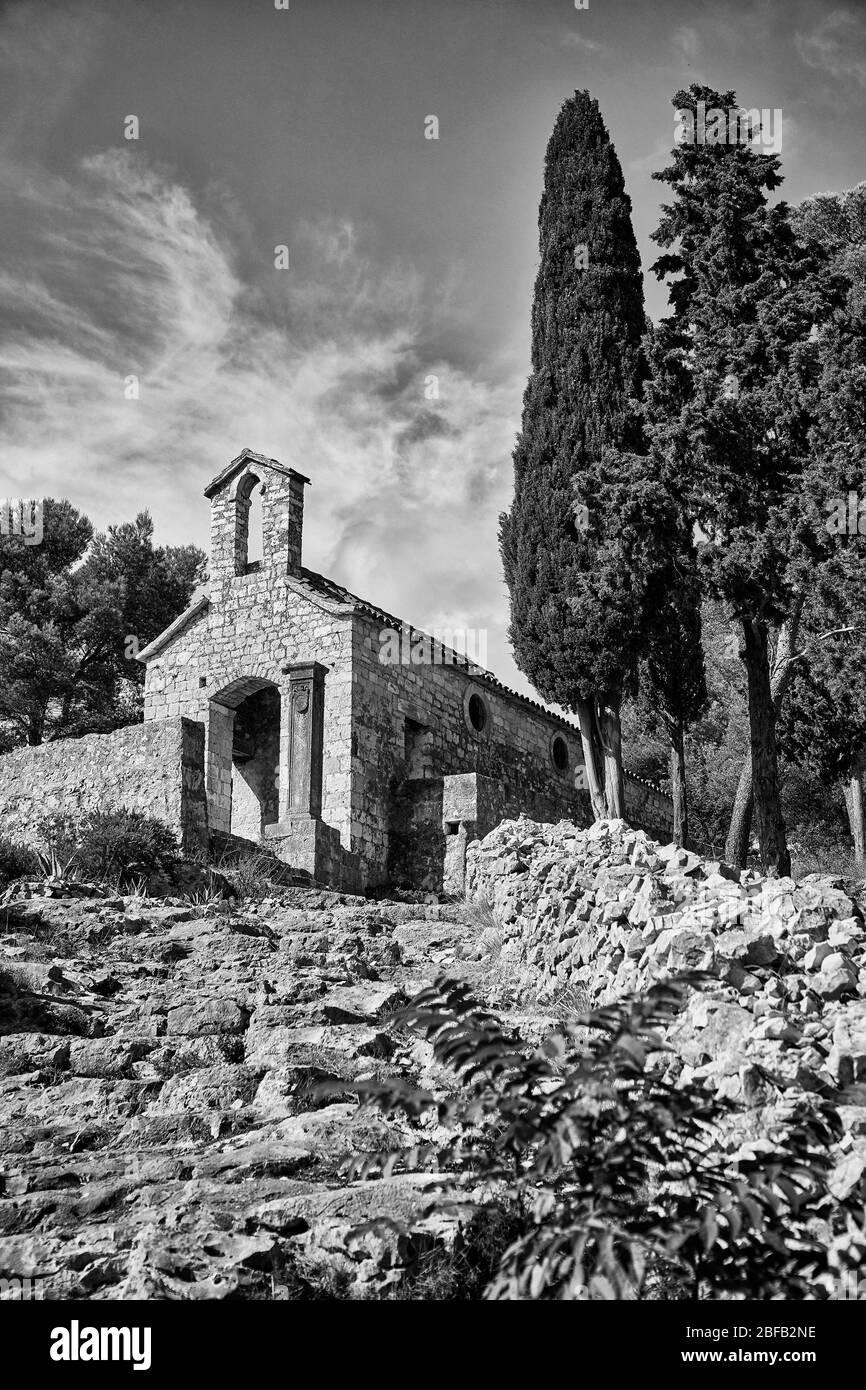 Crkva Gospe od Kruvenice Chiesa cattolica arroccata sulla collina di Hvar Croazia Foto Stock