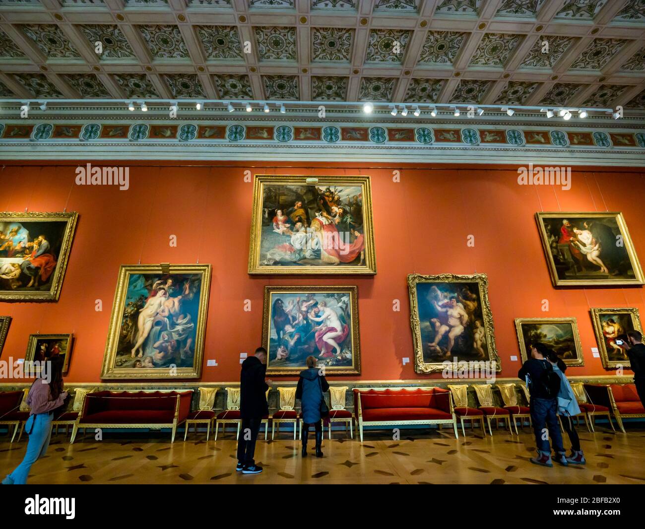 Turisti che guardano i dipinti di Rubens in galleria, Museo di Stato dell'Hermitage, Palazzo d'Inverno, San Pietroburgo, Federazione Russa Foto Stock