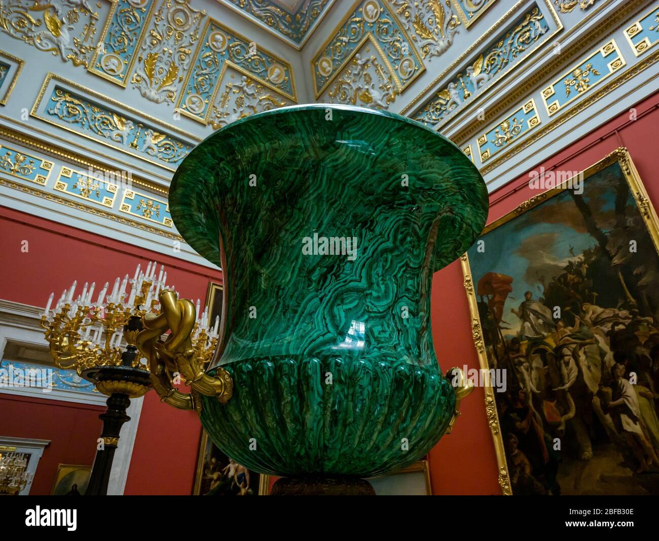 Grande vaso di malachite, Sala dello Skylight Italiano, Museo di Stato dell'Hermitage, Palazzo d'Inverno, San Pietroburgo, Federazione Russa Foto Stock