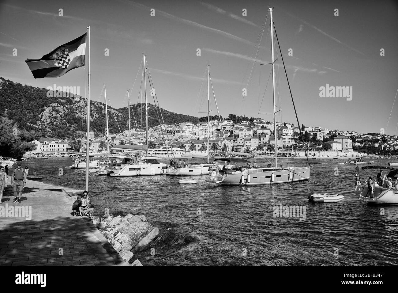 Barche a vela linea il porto sulla città isola di Hvar, Croazia Foto Stock