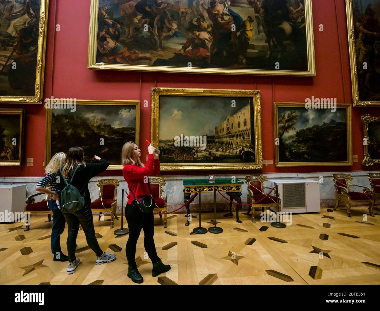 Turisti in Sala dello Skylight Italiana con dipinti, Museo di Stato dell'Hermitage, San Pietroburgo, Federazione Russa Foto Stock