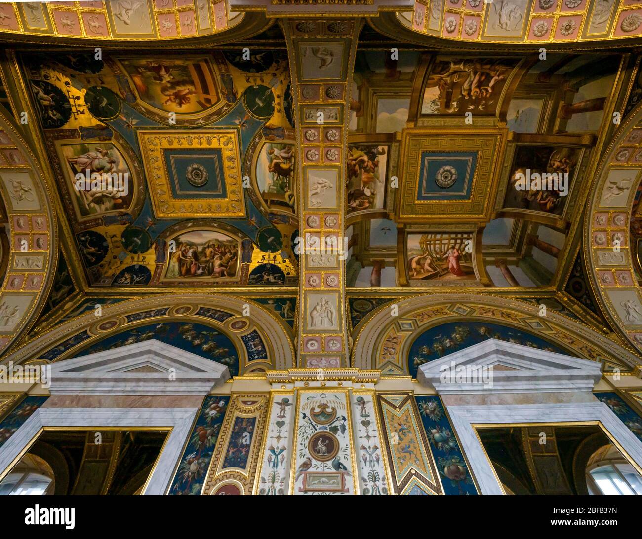 Decorazioni colorate nelle logge di Raffaello, Museo dell'eremo di Stato, Palazzo d'Inverno, San Pietroburgo, Federazione Russa Foto Stock