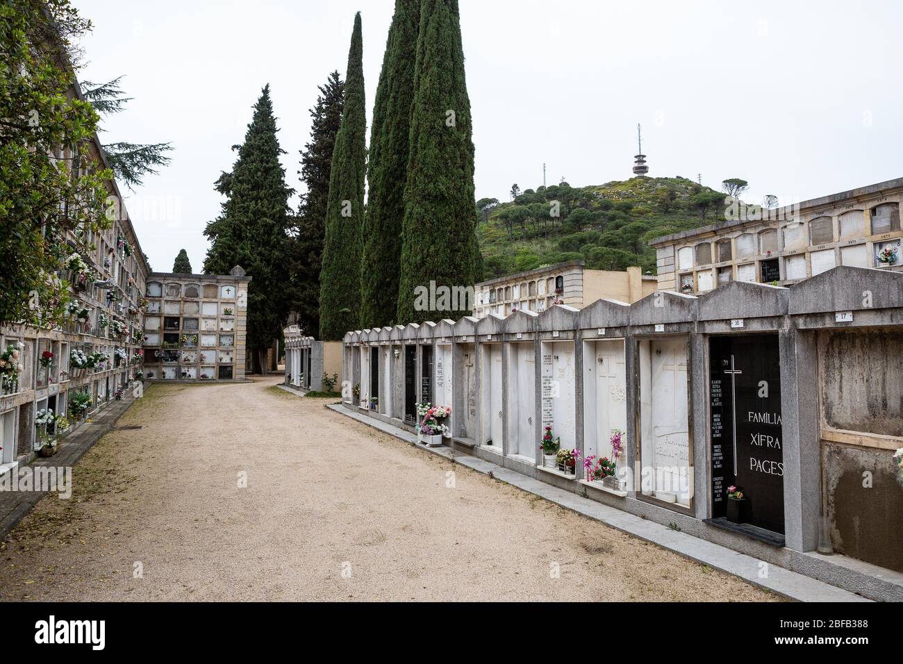 Cimitero vuoto di Girona durante un funerale. Il Covid-19 rende i funerali difficili, la situazione richiede ai lavoratori di indossare maschere e sono costretti a limitare l'accesso, in alcuni casi le cerimonie sono senza membri della famiglia. Foto Stock