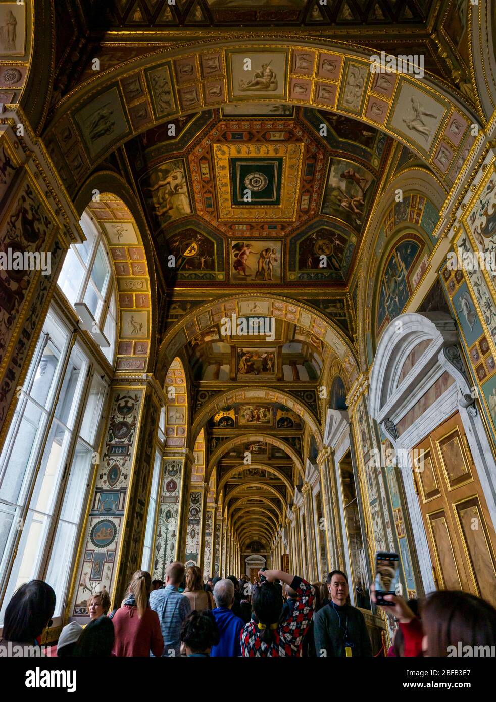 Decorazioni colorate nelle logge di Raffaello, Museo dell'eremo di Stato, Palazzo d'Inverno, San Pietroburgo, Federazione Russa Foto Stock