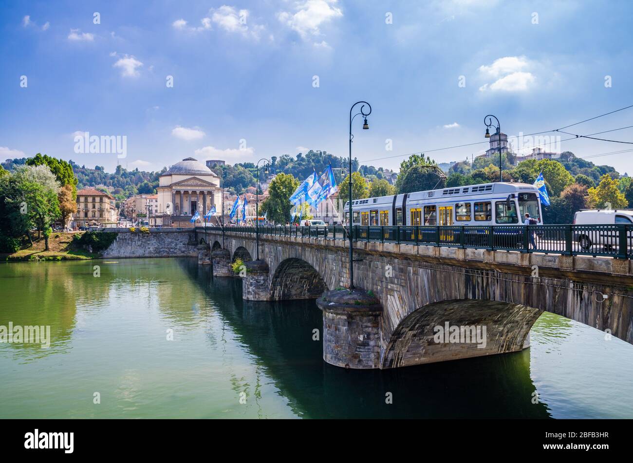 Torino, 10 settembre 2018: Chiesa Gran Madre di Dio, tram sul ponte Vittorio Emanuele i sul fiume po in histo Foto Stock