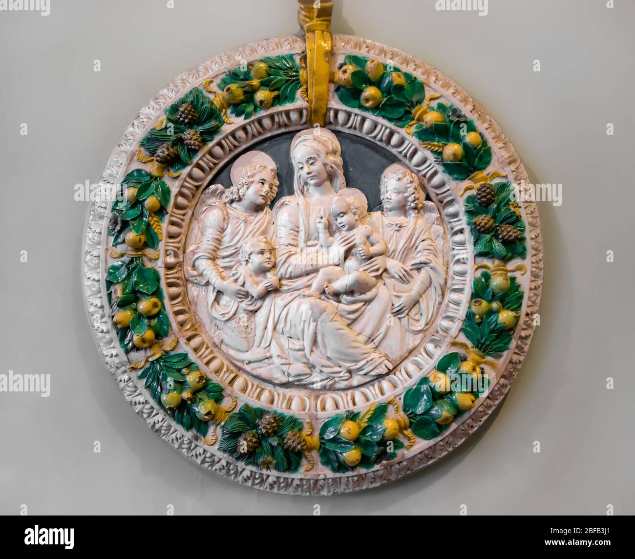 Madonna con Bambino maiolica del XVI secolo, San Giovanni Battista & Angeli di Benedetto Buglioni, Museo di Stato dell'Ermitage, San Pietroburgo, Russia Foto Stock