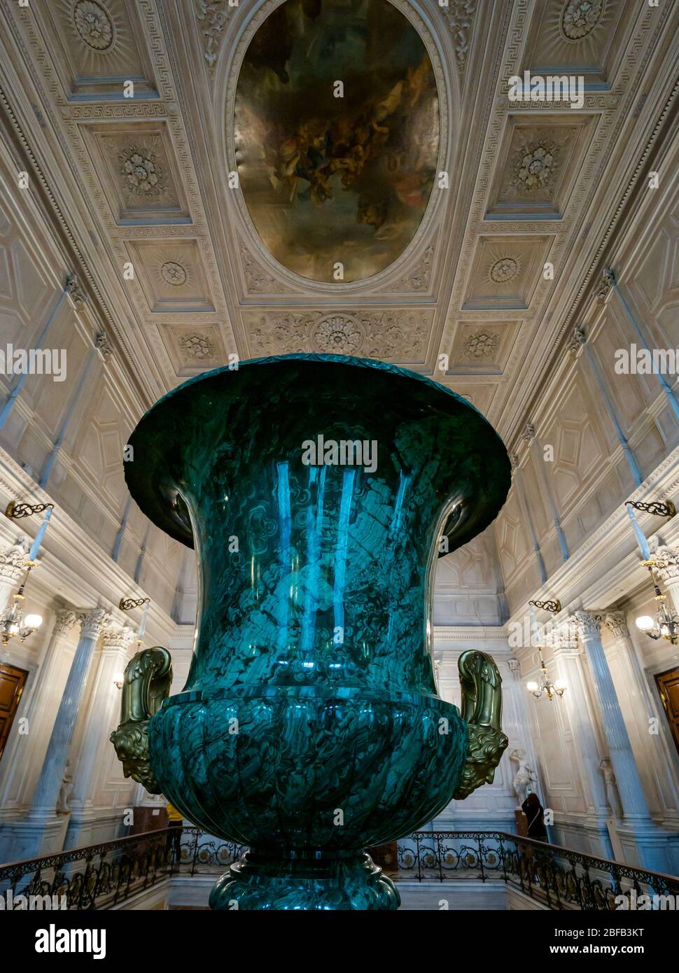 Vaso gigante di malachite, scala del Consiglio, Museo di Stato dell'Hermitage, Palazzo d'Inverno, San Pietroburgo, Federazione Russa Foto Stock