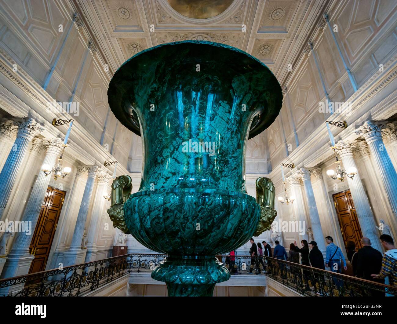 Vaso gigante di malachite, scala del Consiglio, Museo di Stato dell'Hermitage, Palazzo d'Inverno, San Pietroburgo, Federazione Russa Foto Stock