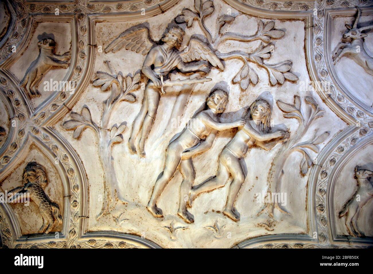 Soffitto della biblioteca raffigurante Adam ed Eve Lanhydrock Lostwithiel Cornwall England Foto Stock