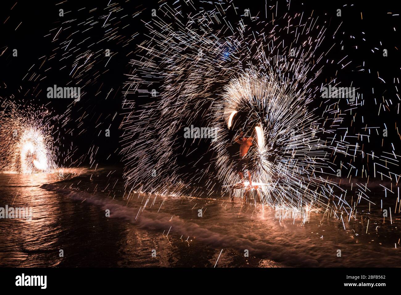 Isola di Koh Samad, Thailandia - Maggio 2014: Spettacolo di danzatrice di fuoco sulla spiaggia Foto Stock