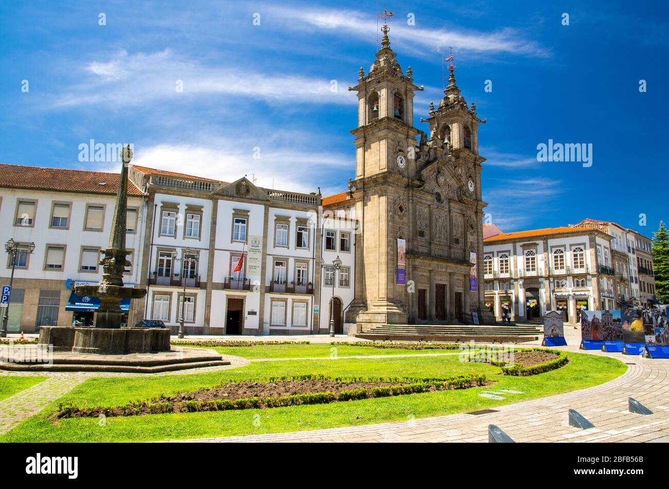 Braga, Portogallo - 24 giugno 2017: Chiesa della Santa Croce Cityday o Igreja de Santa Cruz Largo Carlos Amarante Foto Stock