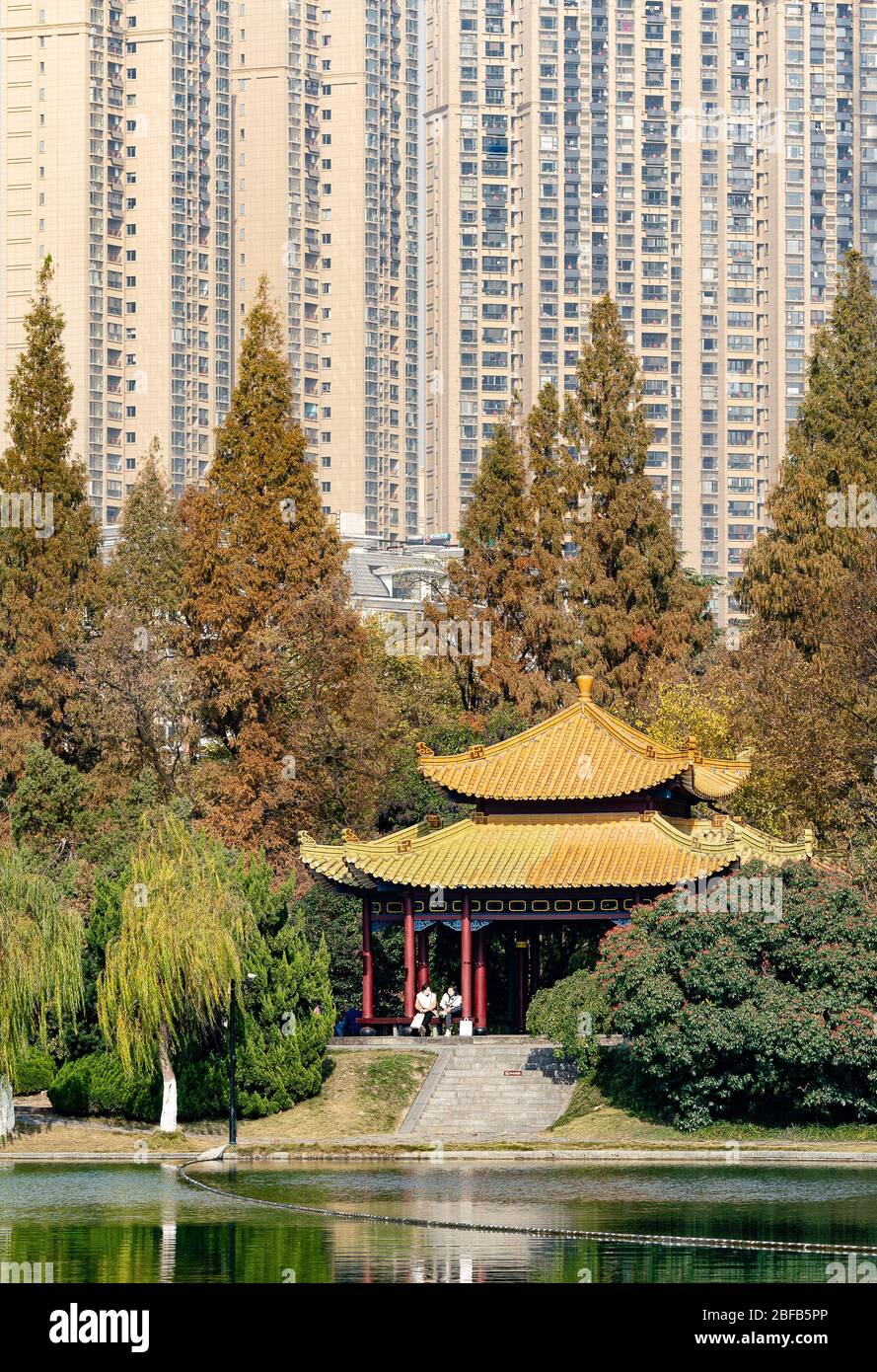 Il contrasto tra la nuova città e il tempio tradizionale Foto Stock