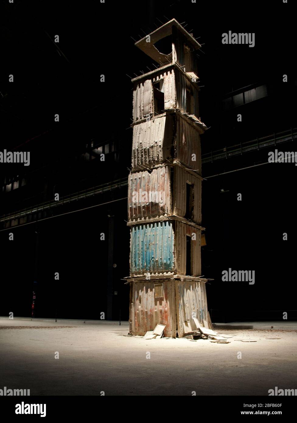 I sette palazzi celesti, un'installazione specifica per sito presso l'Hangar Bicocca di Milano, una delle opere più importanti dell'artista Anselm Kiefer Foto Stock
