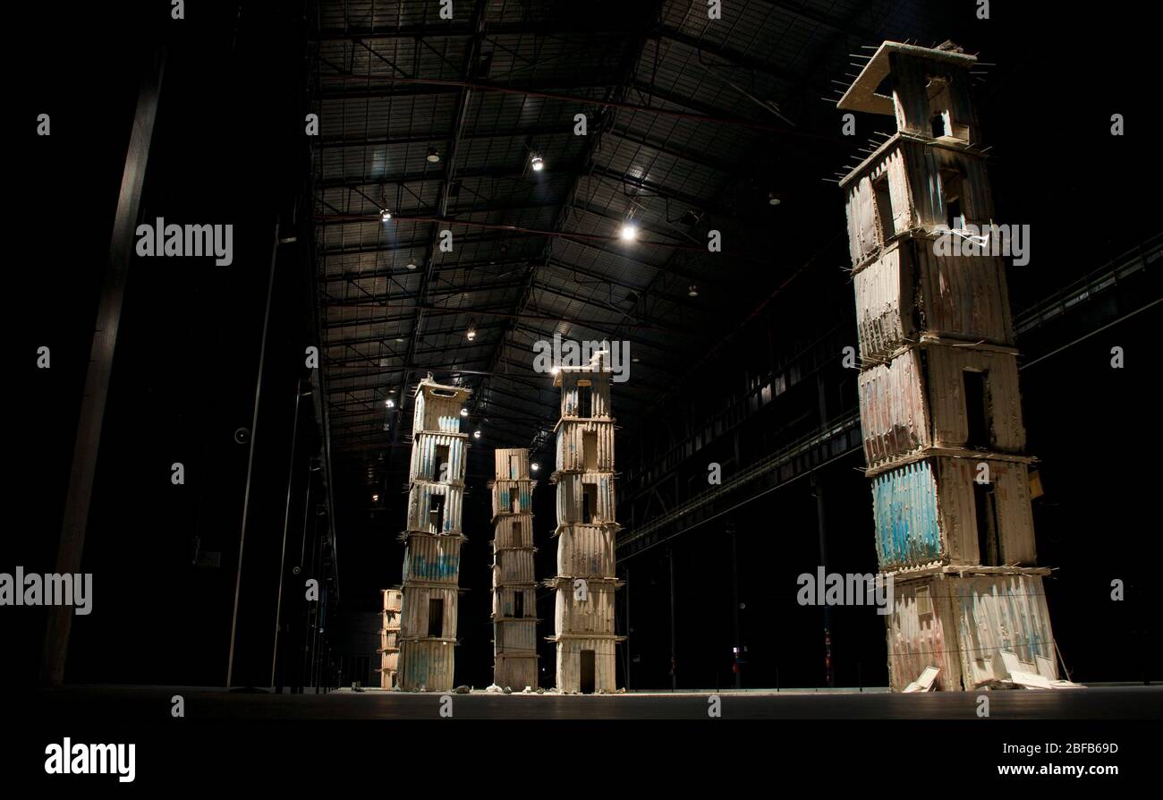 I sette palazzi celesti, un'installazione specifica per sito presso l'Hangar Bicocca di Milano, una delle opere più importanti dell'artista Anselm Kiefer Foto Stock