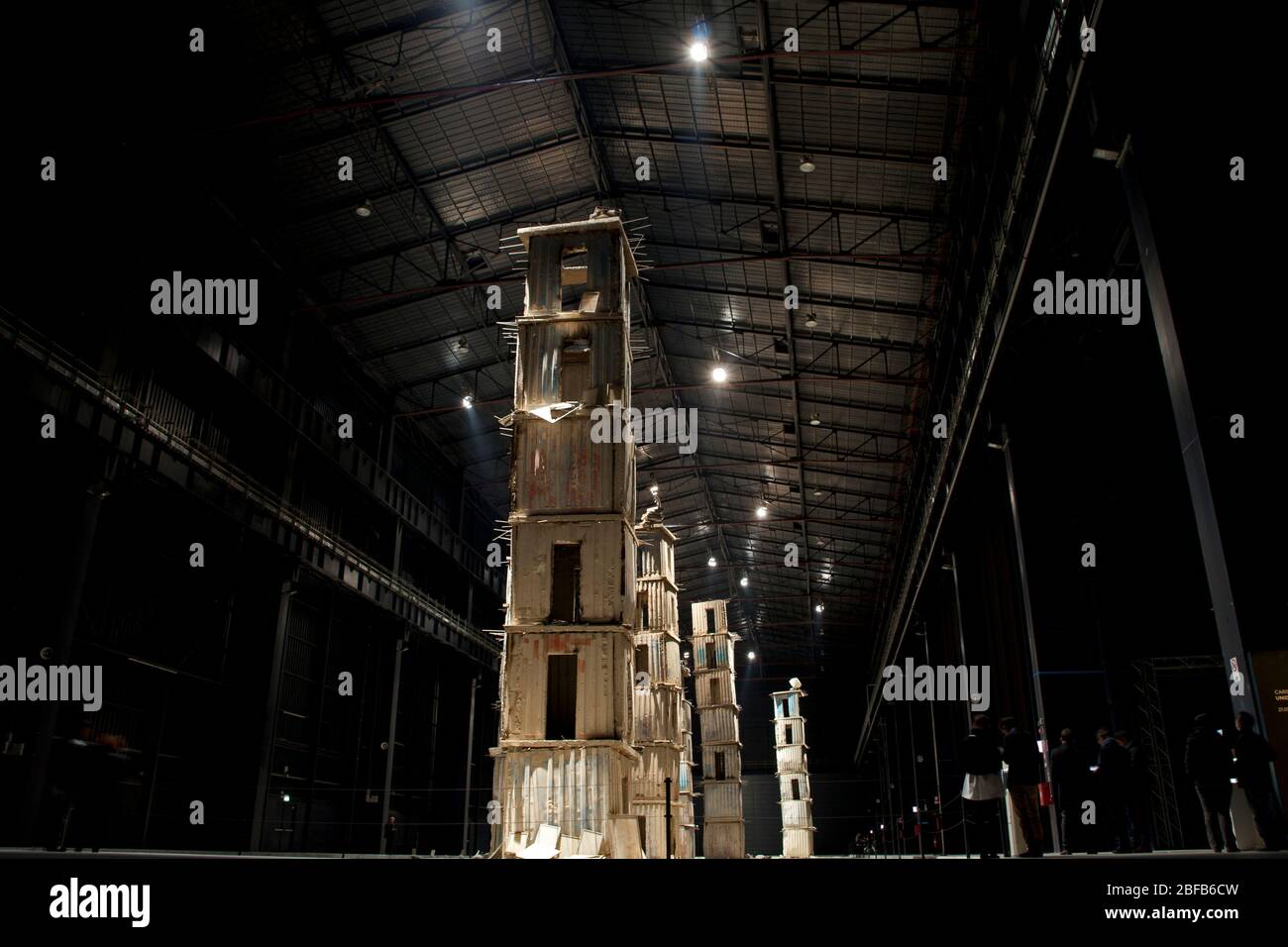 I sette palazzi celesti, un'installazione specifica per sito presso l'Hangar Bicocca di Milano, una delle opere più importanti dell'artista Anselm Kiefer Foto Stock