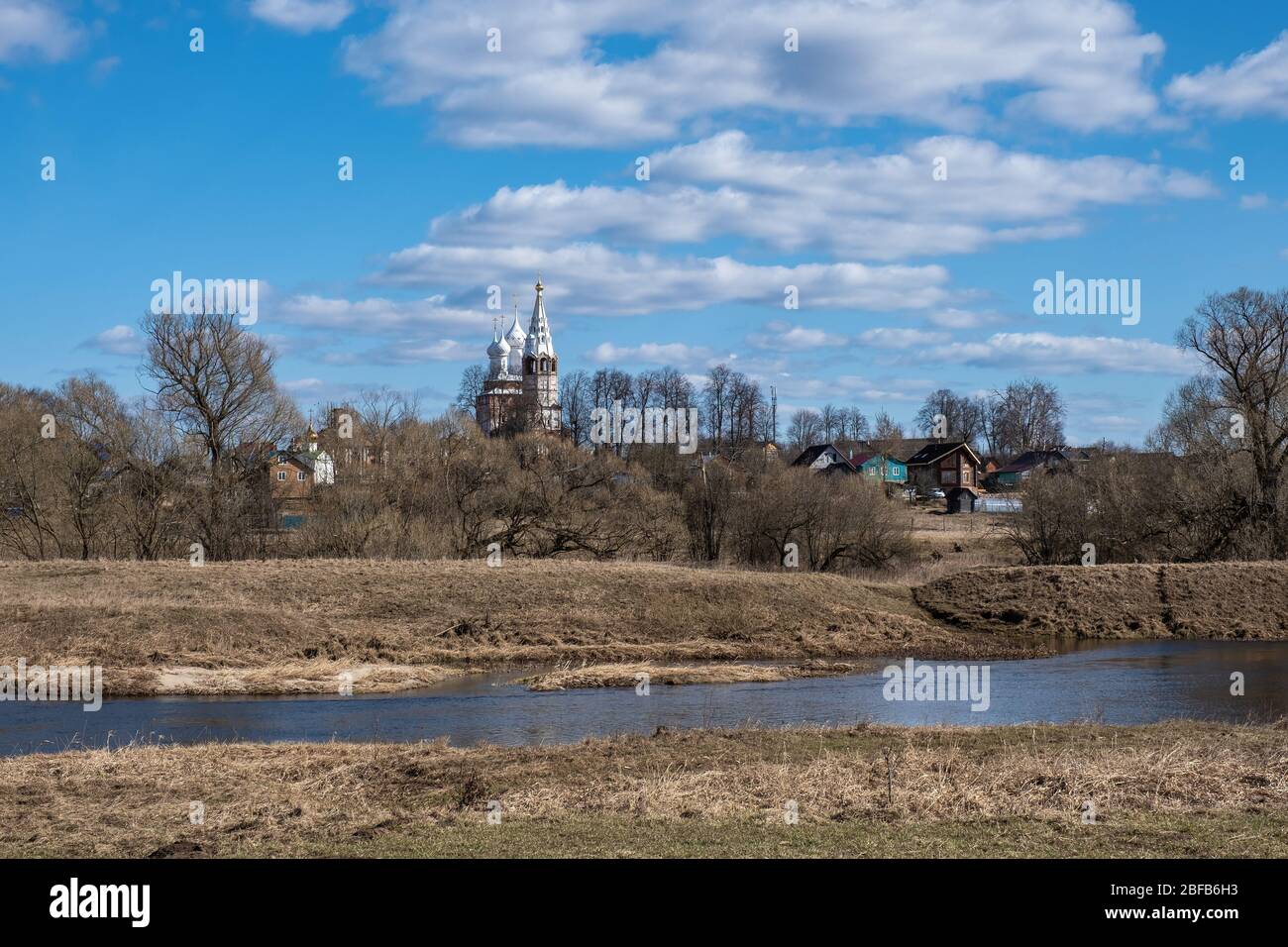 Chiesa dell'intercessione della Vergine Santa nel villaggio di Dunilovo in una giornata primaverile, Regione Ivanovo, Russia. Foto Stock