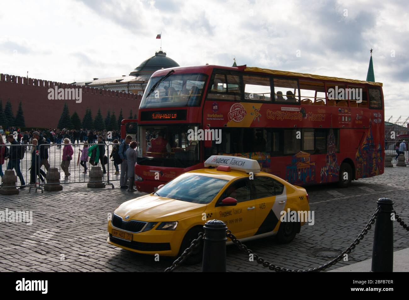 Mosca, Russia - Agosto 2019. Nella foto in primo piano - una Yandex-Taxi auto gialla è in auto attraverso il centro storico di Mosca lungo la R lastricata in pietra Foto Stock