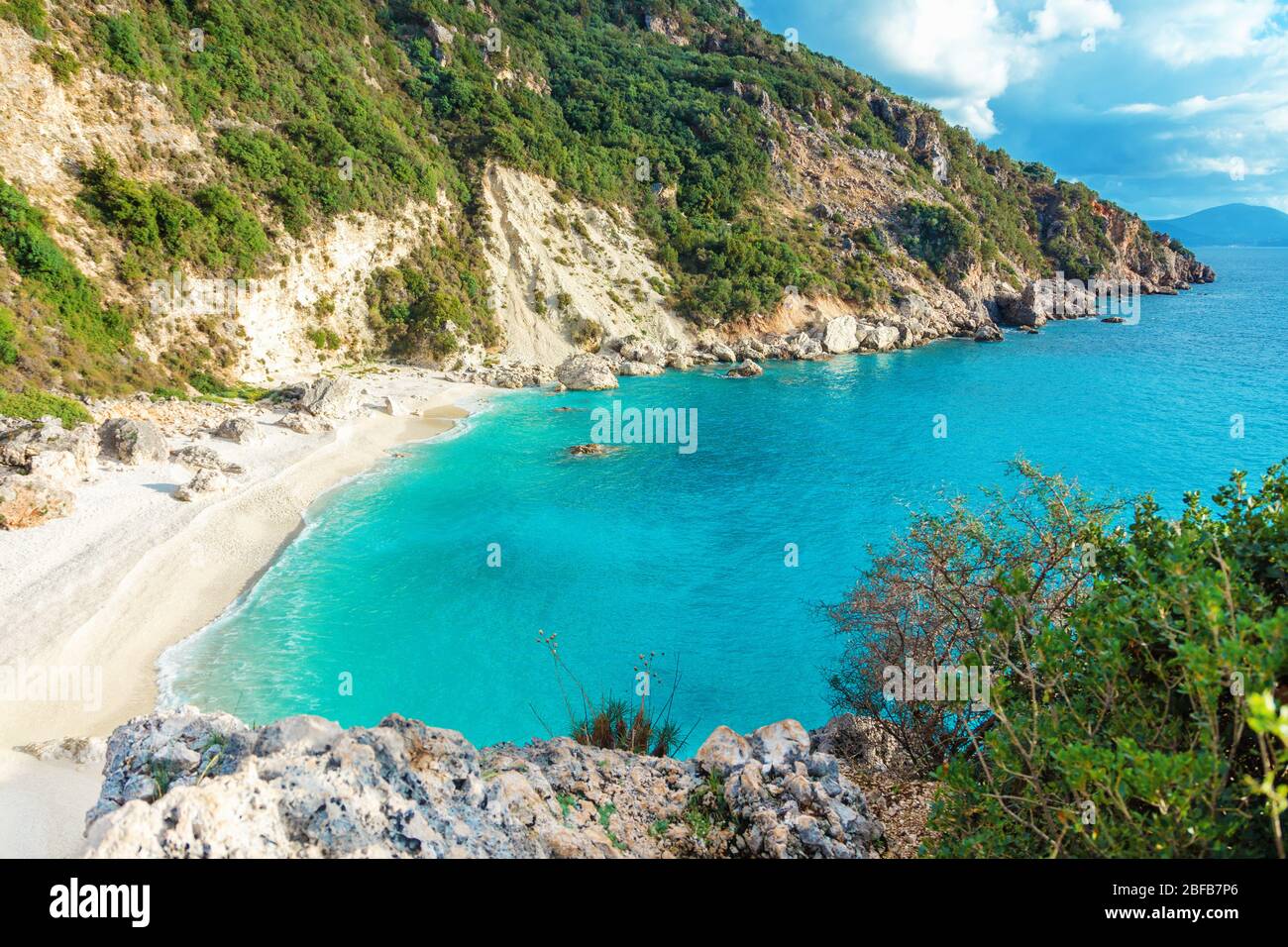 Spiaggia greca vuota Agiobili Beach con mare azzurro cristallino, isola di lefkada, Grecia Foto Stock