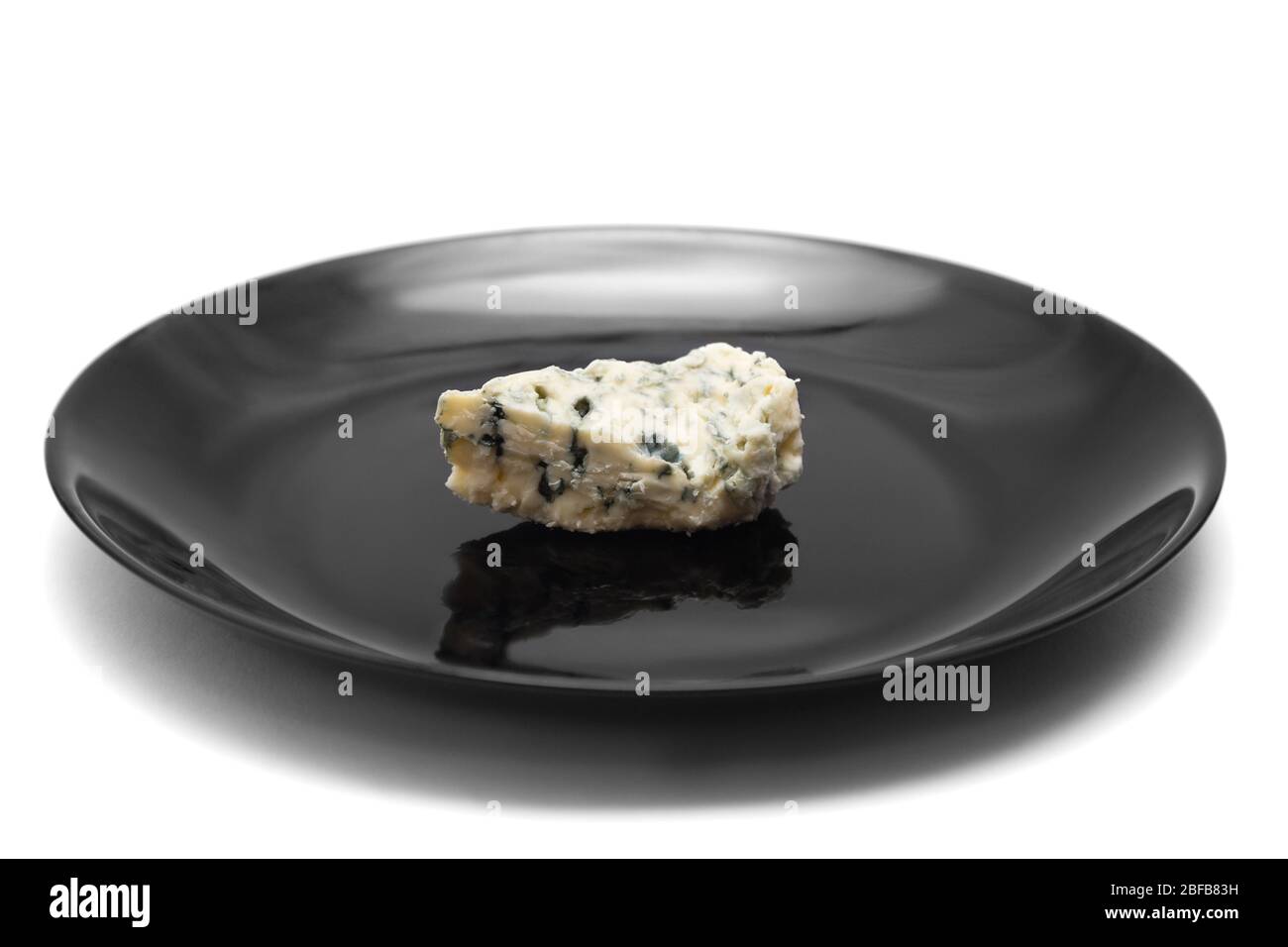 Pezzo di formaggio blu con stampo su piastra lucida nera da vicino isolato su sfondo bianco Foto Stock