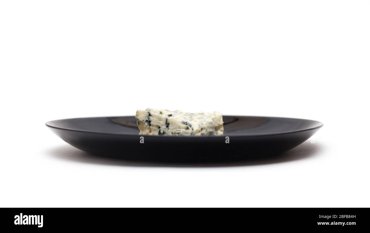 Pezzo di formaggio blu con stampo su piastra lucida nera isolata su sfondo bianco vista laterale Foto Stock