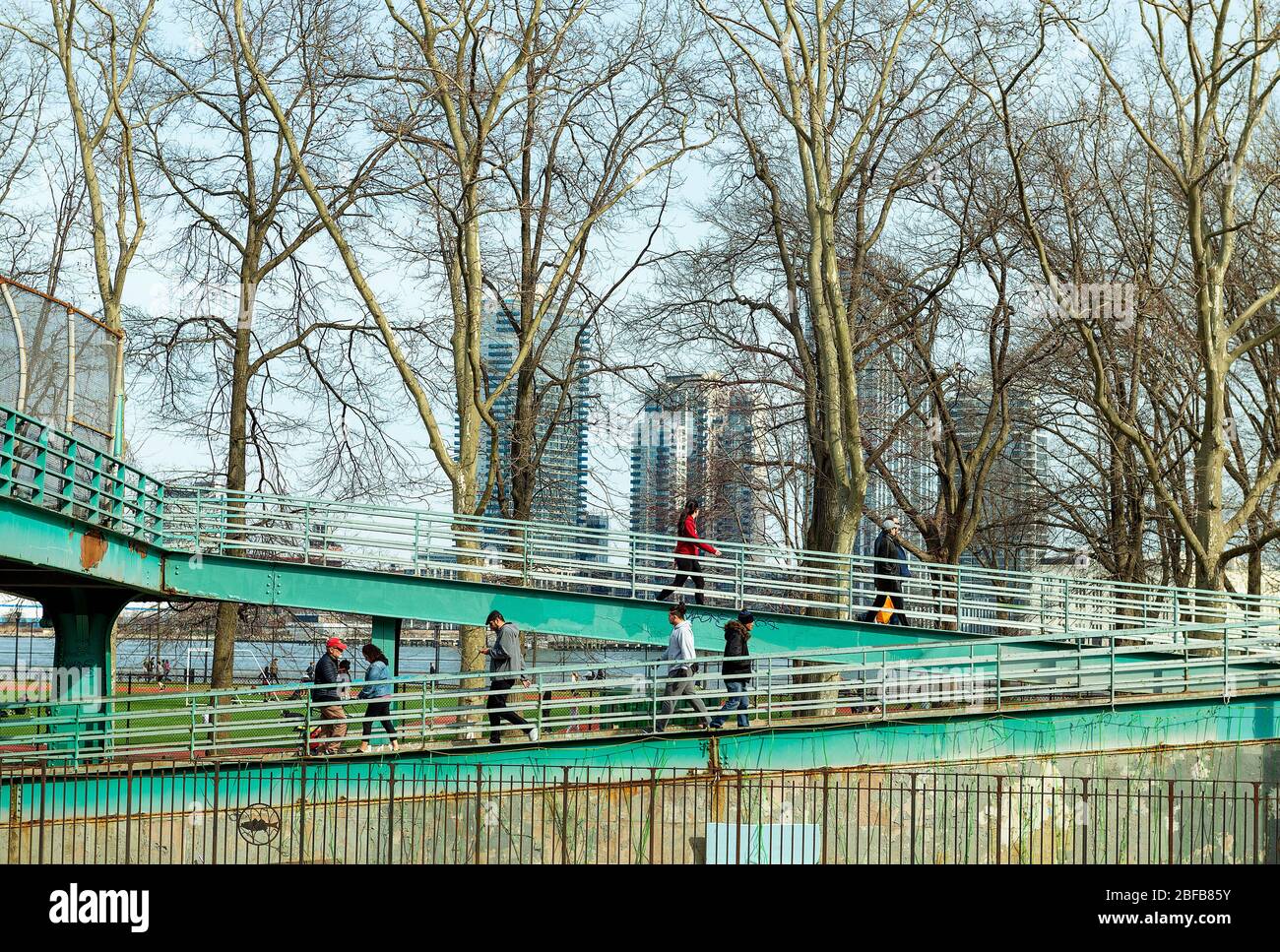 L'East River Park di NYC il 18 marzo 2020 durante l'epidemia di Coronavirus prima che le aree di gioco pubbliche fossero chiuse. Foto Stock