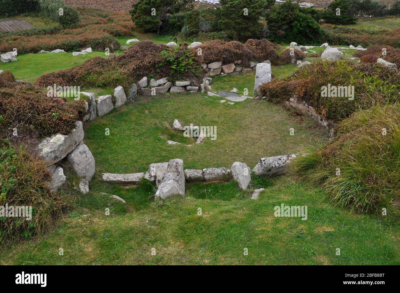 Halangy Giù antico villaggio, un'età del ferro a insediamento romano, Neolitico 2500BC, che si affaccia sul mare su St Mary's, Isole di Scilly, Cornovaglia, Regno Unito Foto Stock