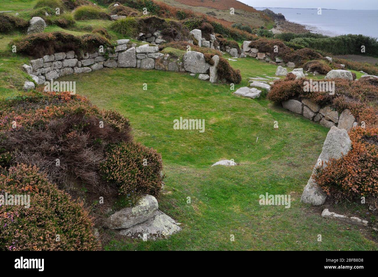 Halangy Giù antico villaggio, un'età del ferro a insediamento romano, Neolitico 2500BC, che si affaccia sul mare su St Mary's, Isole di Scilly, Cornovaglia, Regno Unito Foto Stock