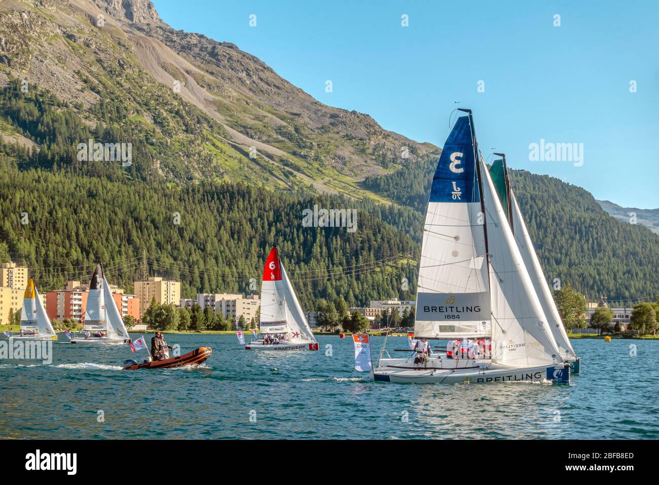 Barche a vela durante la gara di gara sul Lago St.Moritz 2019, St.Moritz, Svizzera Foto Stock