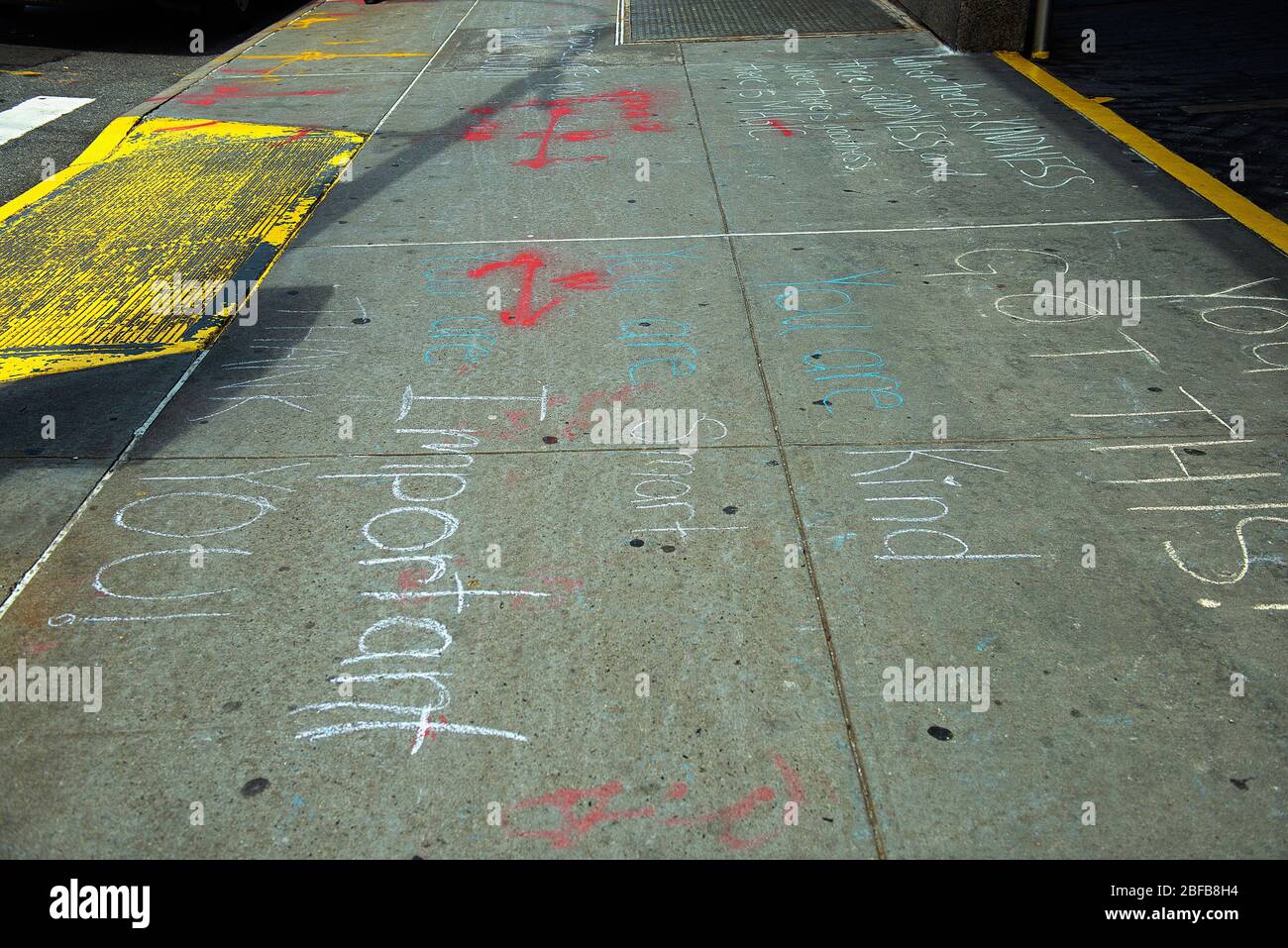 I messaggi per gli operatori sanitari sono andati sul marciapiede fuori dall’ospedale di New York durante la pandemia COVID19. Foto Stock