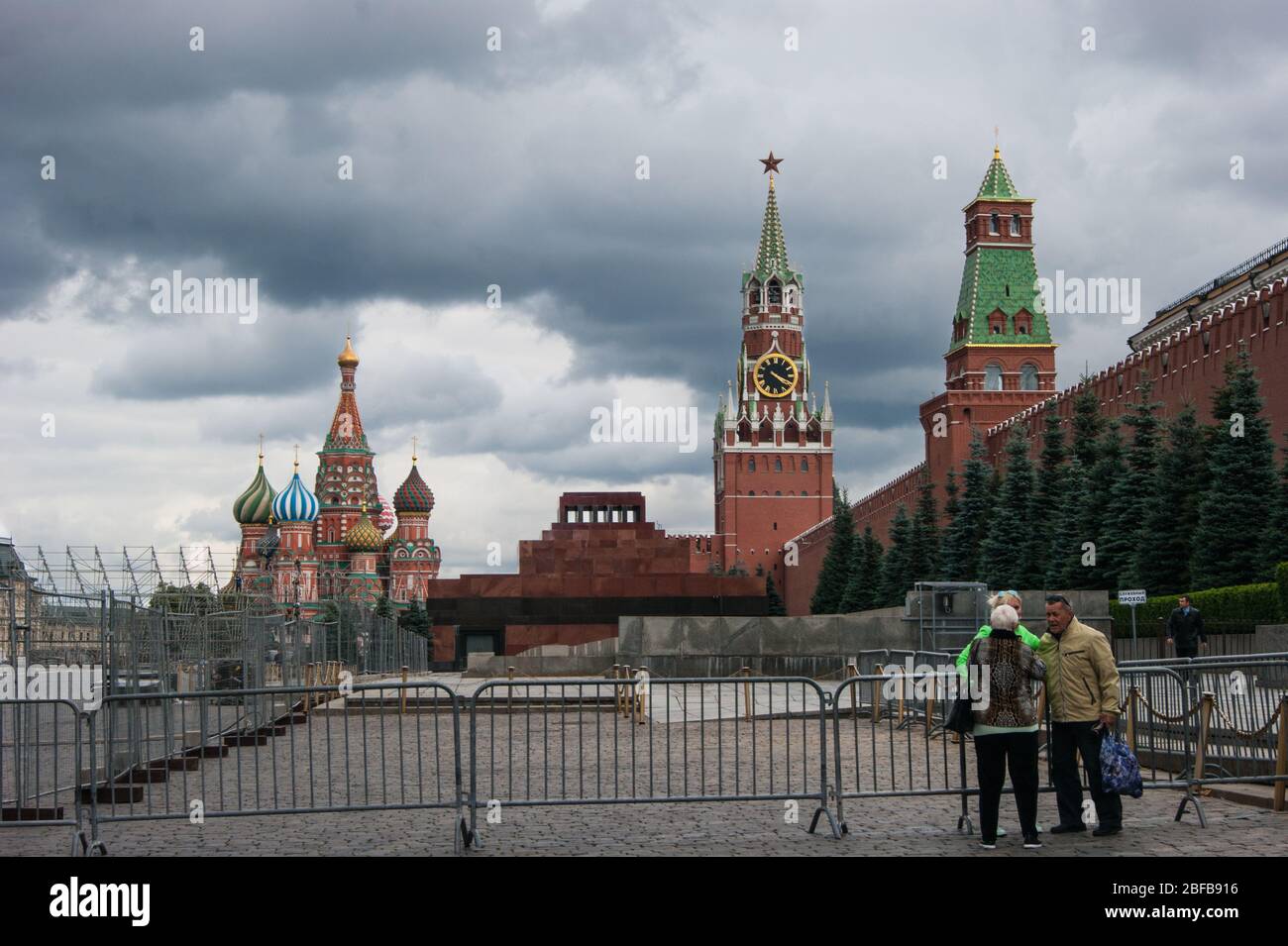 Mosca. Cremlino dietro le recinzioni. Un importante colloquio al Cremlino. Nella foto, due uomini parlano di qualcosa vicino ad una recinzione temporanea Foto Stock