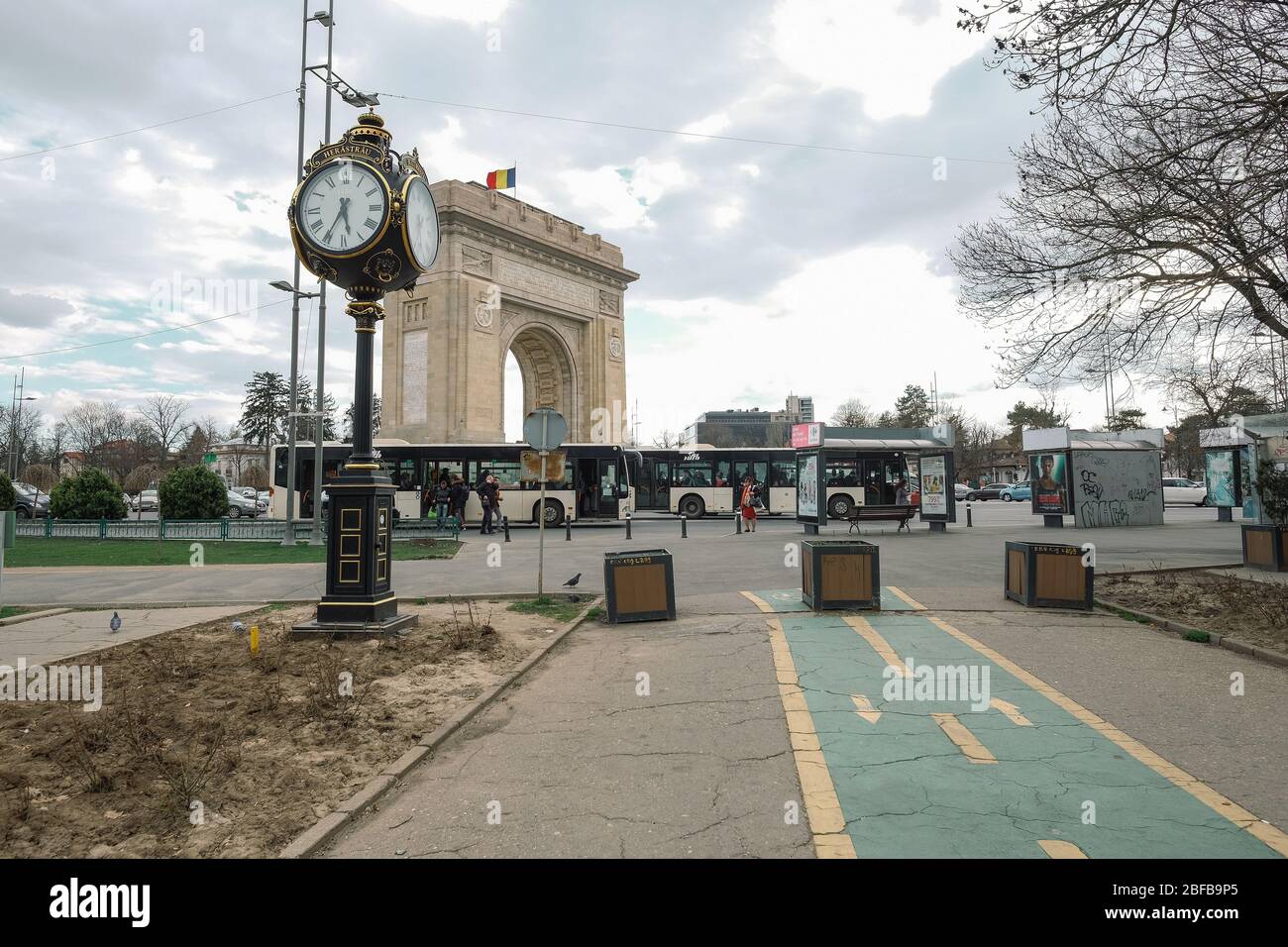 Vista dell'arco trionfale nazionale rumeno a bucarest, persone, trasporti Foto Stock