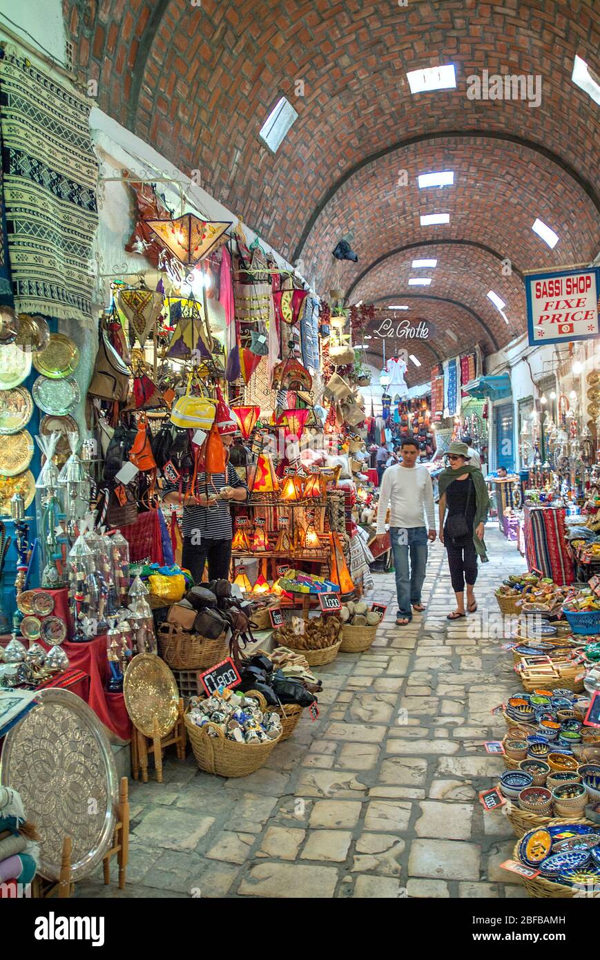 Turisti che acquistano a Souk, Medina, Sousse, Tunisia Foto Stock
