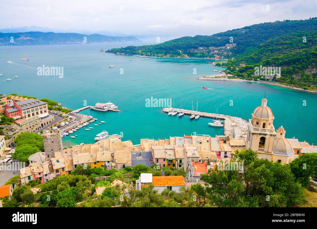 Vista aerea del Golfo di Spezia acque turchesi, cupola della chiesa di San Lorenzo, porto marino di Portovenere città, isola di Palmaria, ligure se Foto Stock