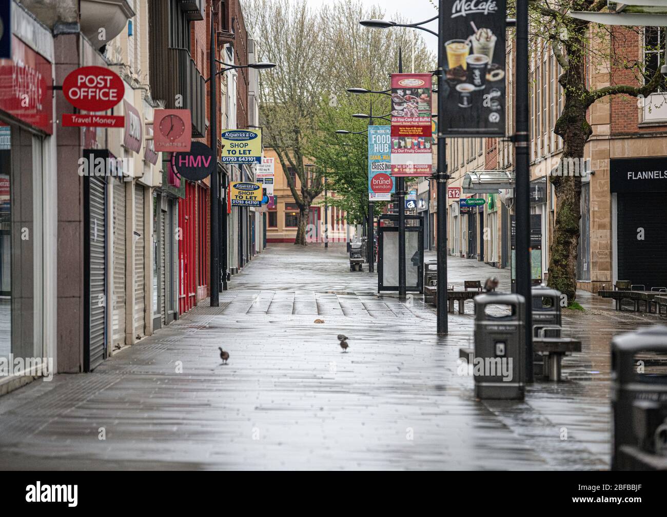 Vuoto Swindon centro città lastricato con segnaletica di noleggio chiuso a causa del Covid 19 virus Swindon aprile 2020 Foto Stock