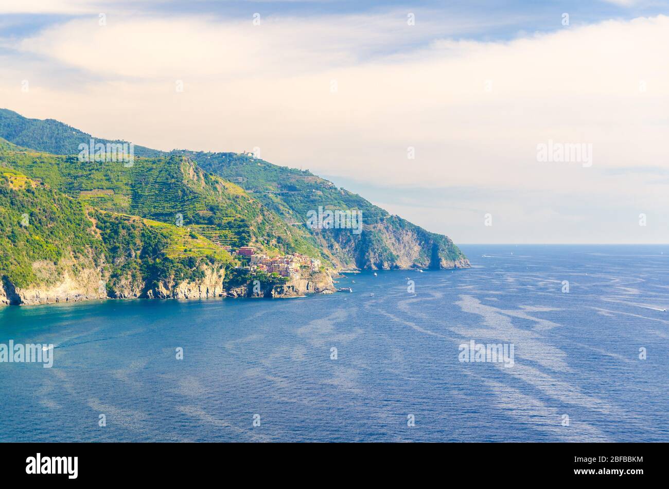 Vista panoramica dall'alto del paese di Manarola sulla scogliera e sul Golfo di Genova, sul Mar Ligure, sulla costa della Riviera di Levante, sul Parco Nazionale delle cinque Terre, b Foto Stock