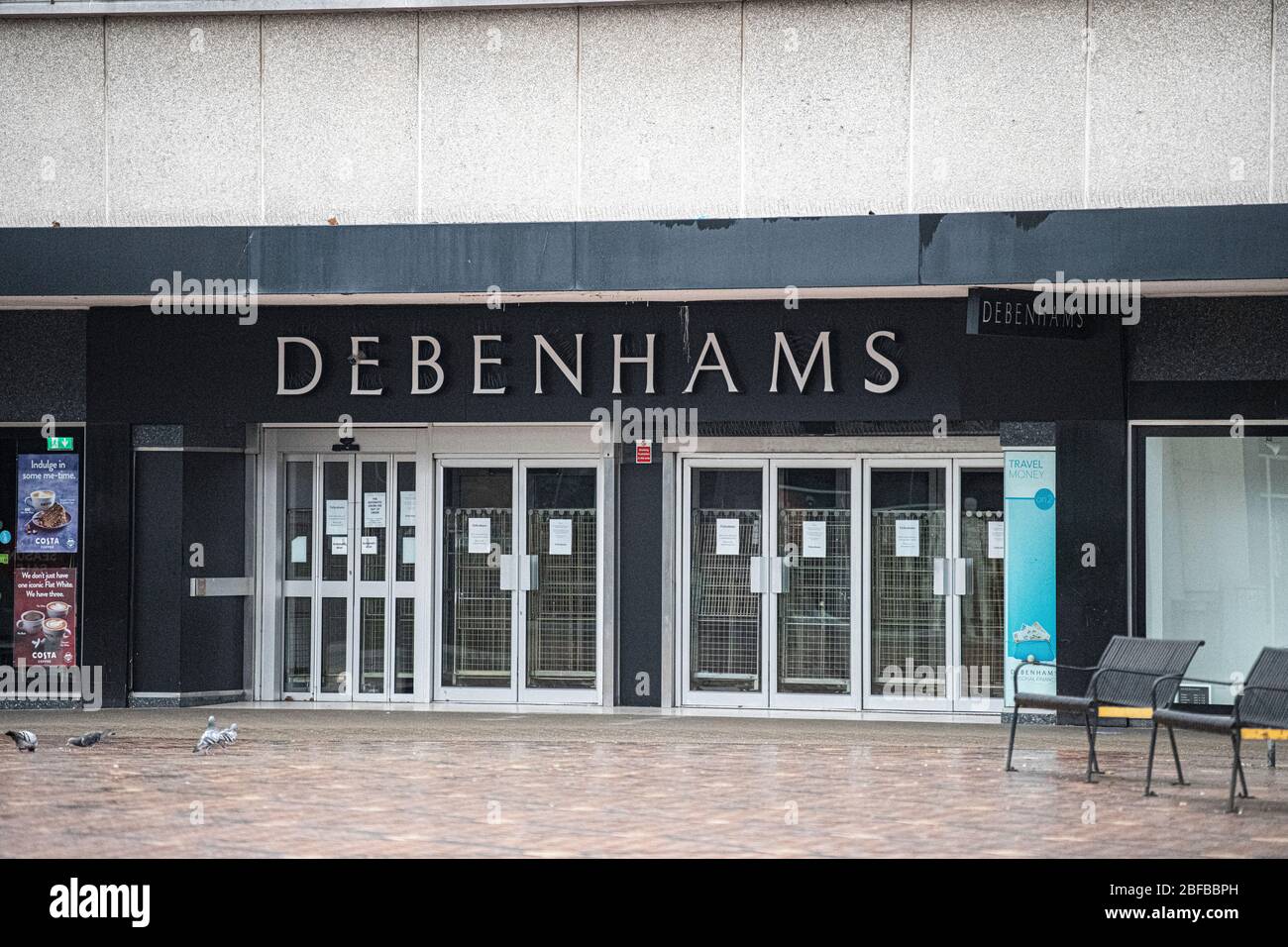 Debenhams chiude le sue porte a Swindon per l'ultima volta dopo essere stato in città per molti anni maggio 2020 UK Foto Stock