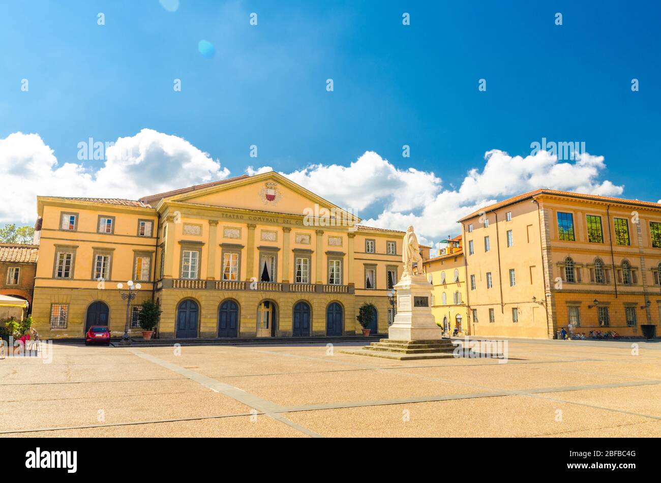 Teatro del Giglio edificio teatro e monumento in Piazza del Giglio nel centro storico della città medievale di Lucca in bella giornata estiva con b Foto Stock
