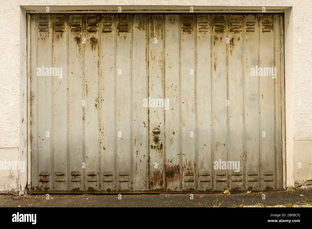 vecchio garage grigio chiaro e arrugginito porta in stile vintage Foto Stock