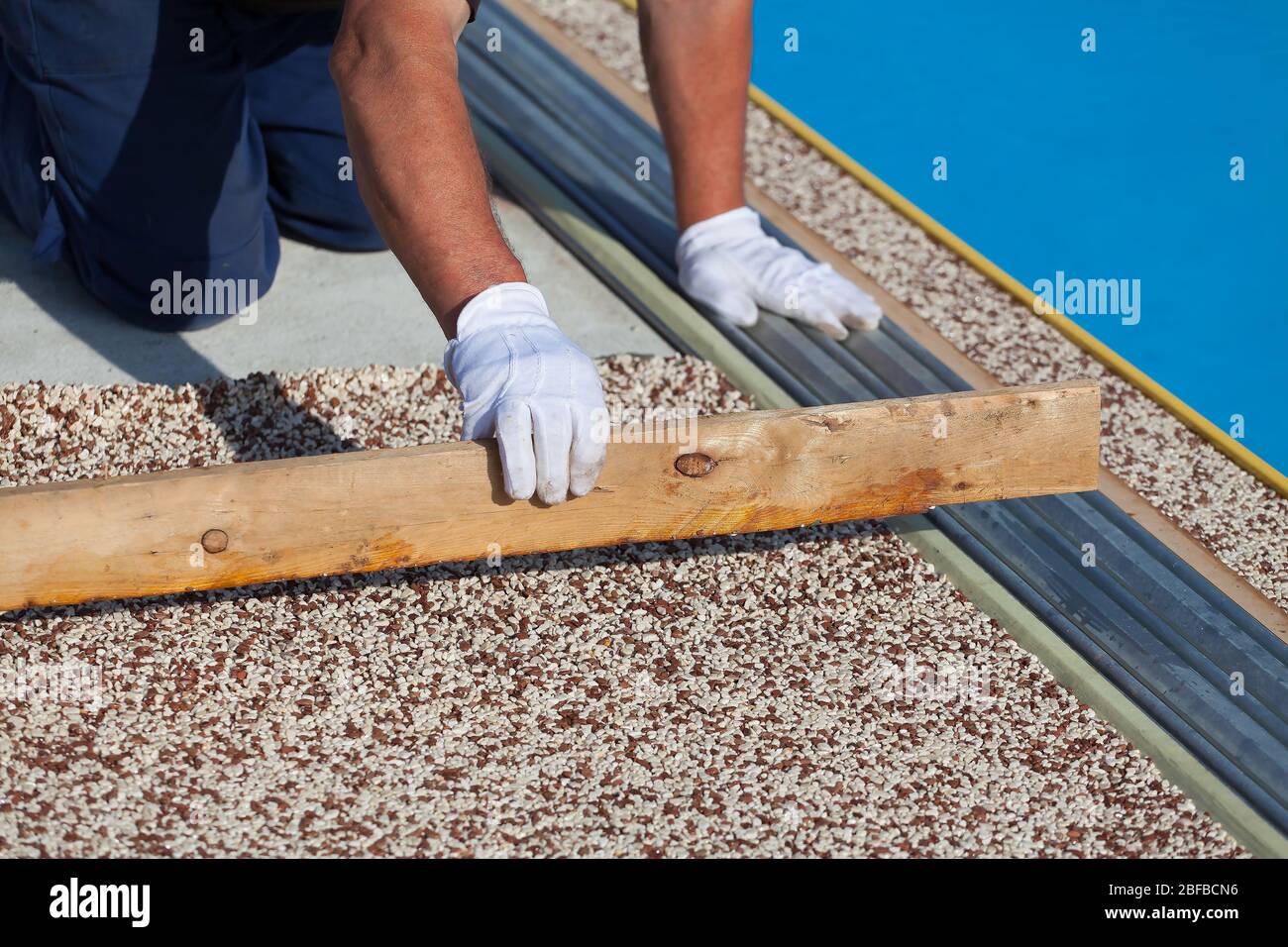 Il lavoratore dispone un tappeto di pietra con resina. (DOF basso Foto  stock - Alamy