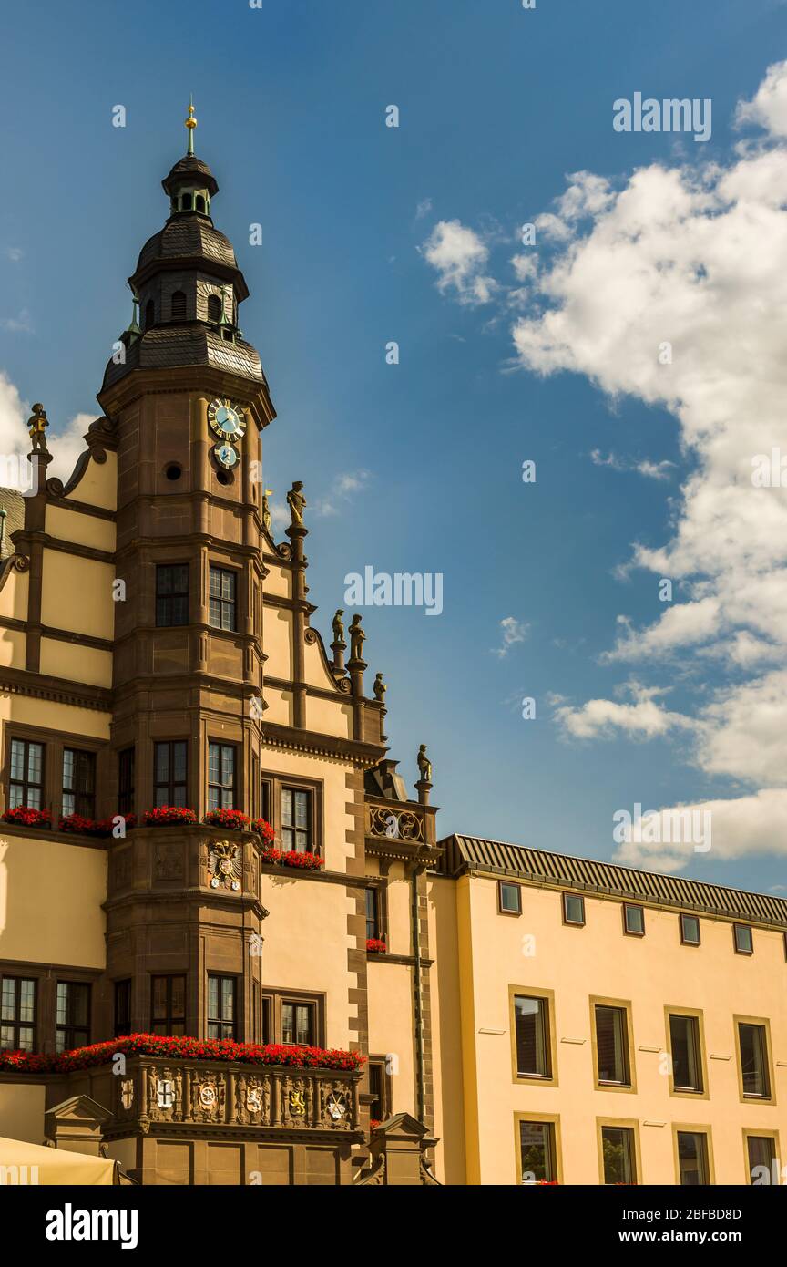 Storico municipio con torre e balcone e moderna estensione a Schweinfurt Foto Stock