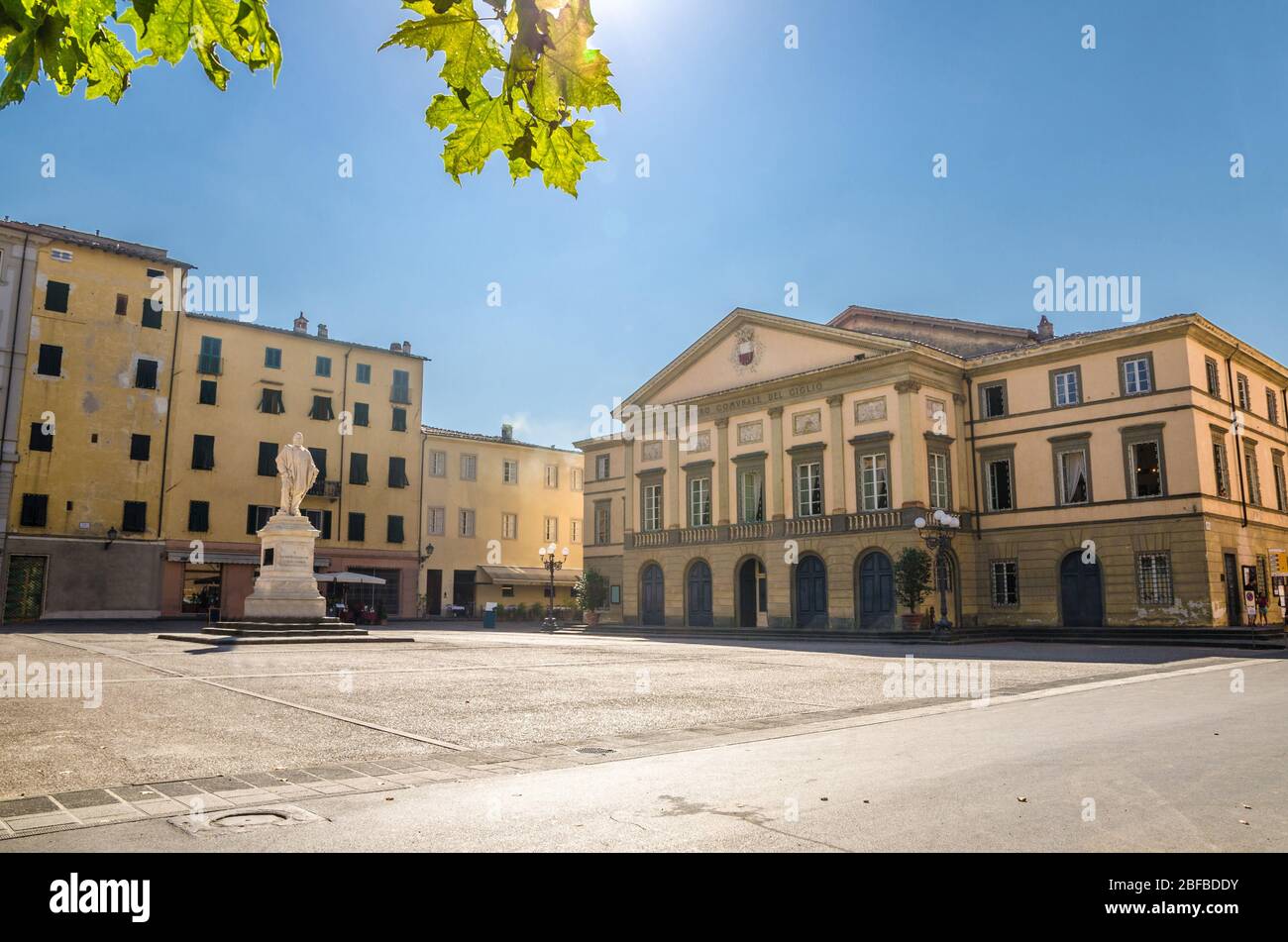 Teatro del Giglio edificio teatro e monumento in Piazza del Giglio nel centro storico della città medievale di Lucca in bella giornata estiva con b Foto Stock